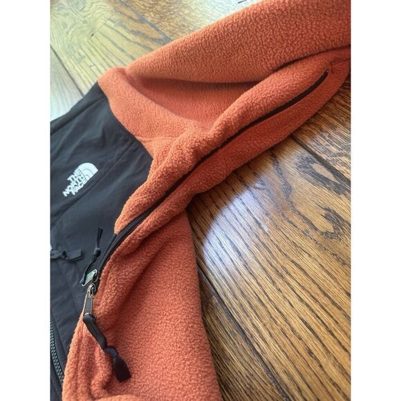The North Face Men’s Retro Denali Jacket Earthen Copper Size Small NWT - Picture 3 of 8